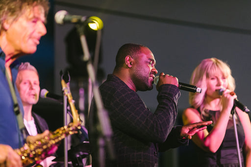 Nelson Müller mit Band auf Bühne